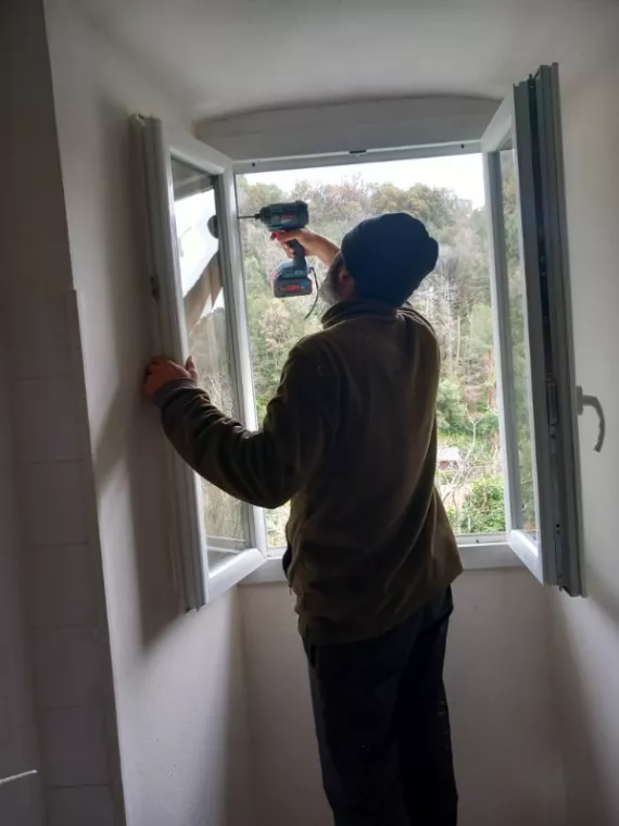 Installation d'une fenêtre en PVC dans une maison indivudelle, Bastia, MP MENUISERIE